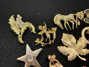 lot 88 image: 20 Mostly Gold Toned Asst Brooches & Pins