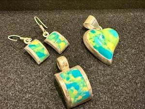 lot 91 image: Stamped 925 Pendant & Earring Set