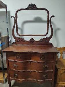 lot 101 image: Vintage Four Drawer Dresser wMirror on Wheels