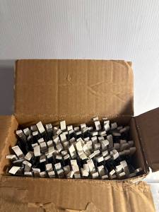 lot 37 image: Lot of DXCE224 White Metal Shelving Supports for Wholesale Bulk Sale