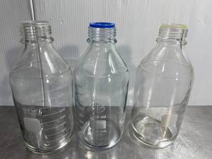 lot 102 image: Set of 3 Glass Bottles for Laboratory Use - Pyrex & Simax 1000ml Capacity