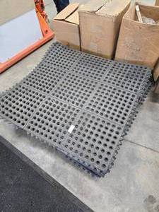 lot 15 image: 8 Rubber Fatigue Mats