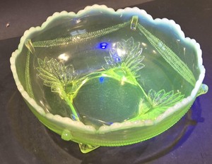 lot 20 image: Vintage Vaseline Glass Fruit Bowl