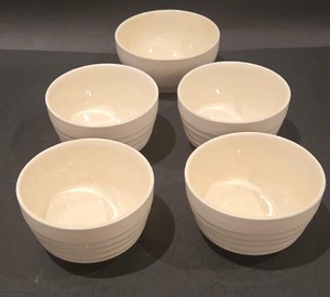 lot 78 image: Vintage USA Ribbed Pottery Bowls