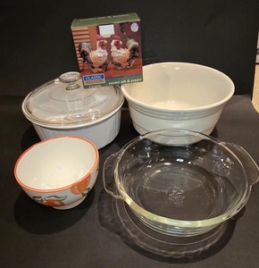 lot 139 image: Kitchen Bowls & Rooster Salt and Pepper Shakers