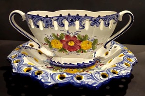 lot 129 image: Hand-Painted Traditional Floral Ceramic Fruit Vase & Platter
