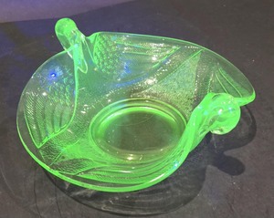 lot 20E image: Vintage 1930s Green Fenton Carnival Uranium Double Swan Candy Dish