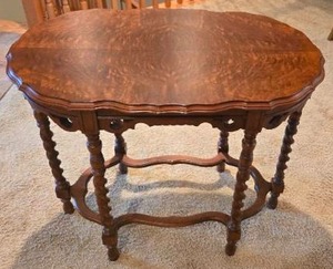 lot 8 image: Victorian Walnut Parlor Six Leg Table