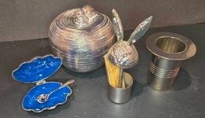 lot 43 image: Clam Salt Cellar, Apple Paper Weight, & Rabbit In Hat Toothpick Holder