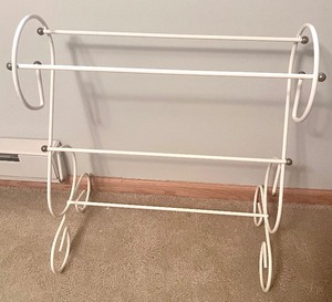 lot 101 image: QuiltBlanket Rack