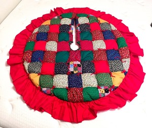 lot 114 image: Handmade Quilted Christmas Tree Skirt