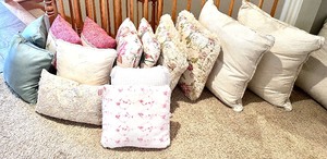lot 55 image: Assortment of Throw Pillows