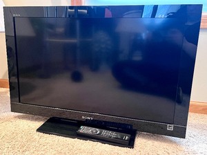 lot 63 image: Sony 32 LCD HDTV