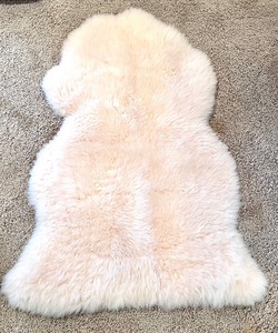 lot 54 image: Sheepskin Rug