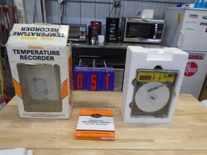 CR87 Digital temperature recorder. As shown.