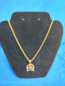 lot 202 image: 18K Gold Horseshoe Pendent