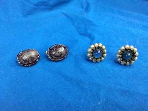 lot 204 image: 2 Sets Vintage Clip-On Earrings
