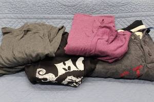 lot 5 image: Lot of 4 Mens Tees and Long Sleeve Shirts - Various Designs and Colors