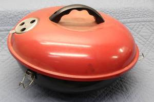 lot 18 image: Cuisinart Portable Charcoal Grill with Lid