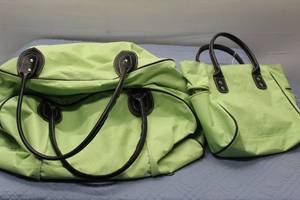 lot 58 image: Set of 2 Green Tote Bags - Large and Small