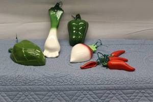 lot 105 image: Set of 5 Vintage Ceramic Measuring Cups - Vegetable Theme