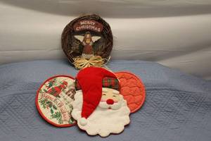 lot 110 image: Vintage Christmas Decor Set Including Santa Placemats and Wreath