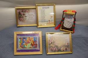 lot 115 image: Set of 5 Decorative Framed Prints and Smores Singing Buddy