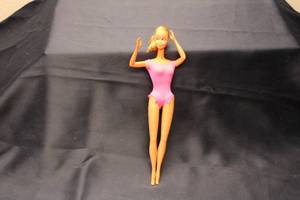 lot 136 image: Vintage 1980s Barbie Doll with Blonde Hair in Pink Swimsuit