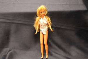 lot 137 image: Vintage Barbie Doll with Blonde Hair and Pink Outfit
