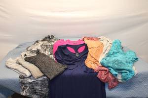 lot 176 image: Lot of 7 Womens Tops in Various Styles and Colors - Sizes XS to S
