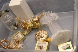 lot 207 image: Collection of Holiday Themed Decorative Items and Brooches