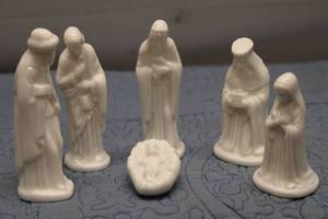 lot 279 image: Complete Set of 6 Heartline Porcelain Nativity Figurines