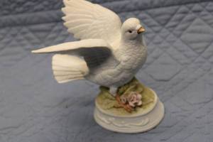 lot 281 image: Decorative Porcelain Dove Figurine with Floral Base