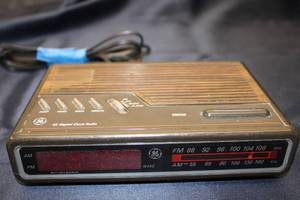 lot 286 image: Vintage GE Digital Clock Radio with Battery Backup and Woodgrain Finish