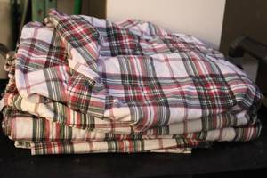 lot 311 image: Set of Queen Sheets, 4 pillowcases with Plaid Design