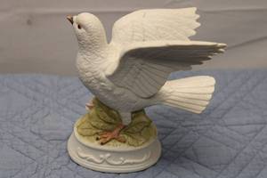 lot 343 image: Collection of 3 Decorative Porcelain Bird Figurines
