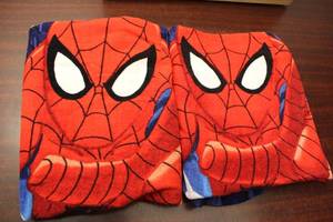 lot 344 image: Spider-Man Fleece Blanket Set with Drawstring Storage Bag