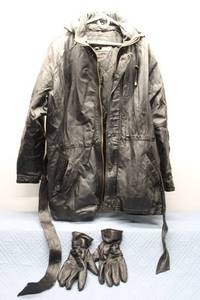 lot 370 image: Vintage 2XL Leather Jacket with Matching Gloves