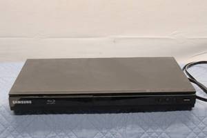lot B-388 image: Samsung Blu-ray Disc Player - Model with HDMI and USB Ports
