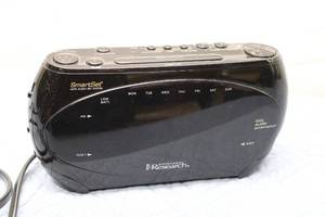 lot 389 image: Emerson Research SmartSet Dual Alarm Clock Radio