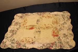 lot 10 image: Vintage Floral Quilt Table Runner