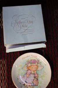 lot 56 image: Collection of 9 Decorative Plates and Assorted Silverware