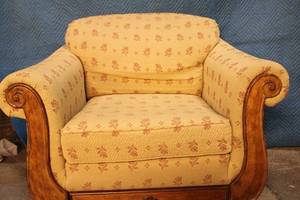 lot 61 image: Vintage Floral Pattern Accent Chair with Wood Detailing
