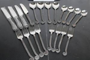 lot 199 image: Set of 12 Stainless Steel Flatware Pieces - Forks, Knives, and Spoons