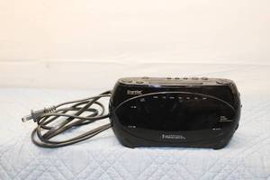 lot 400 image: Emerson Research SmartSet Dual Alarm Clock Radio with Battery Backup