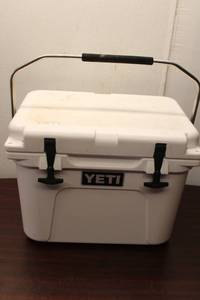 lot A-401 image: YETI White Cooler with Handle - 20 Quart