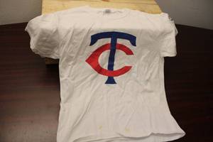 lot 414 image: Vintage Minnesota Twins T-Shirt by Gildan, Heavy Cotton - Size Youth Large