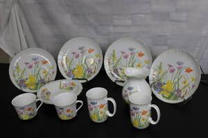 lot 470 image: Floral Dinnerware Set - 4 Plates, 2 Cups, and Creamer Pitcher