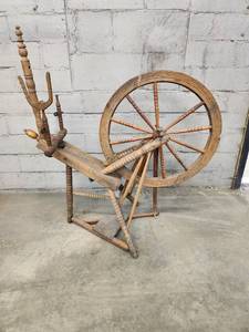 lot 4 image: Antique Wooden Spinning Wheel - Vintage Craft Tool
