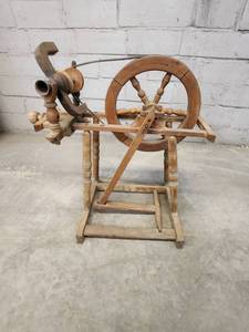 lot 8 image: Antique Hand-Cranked Wooden Spinning Wheel